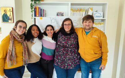 El quipo de jóvenes abriendo puertas